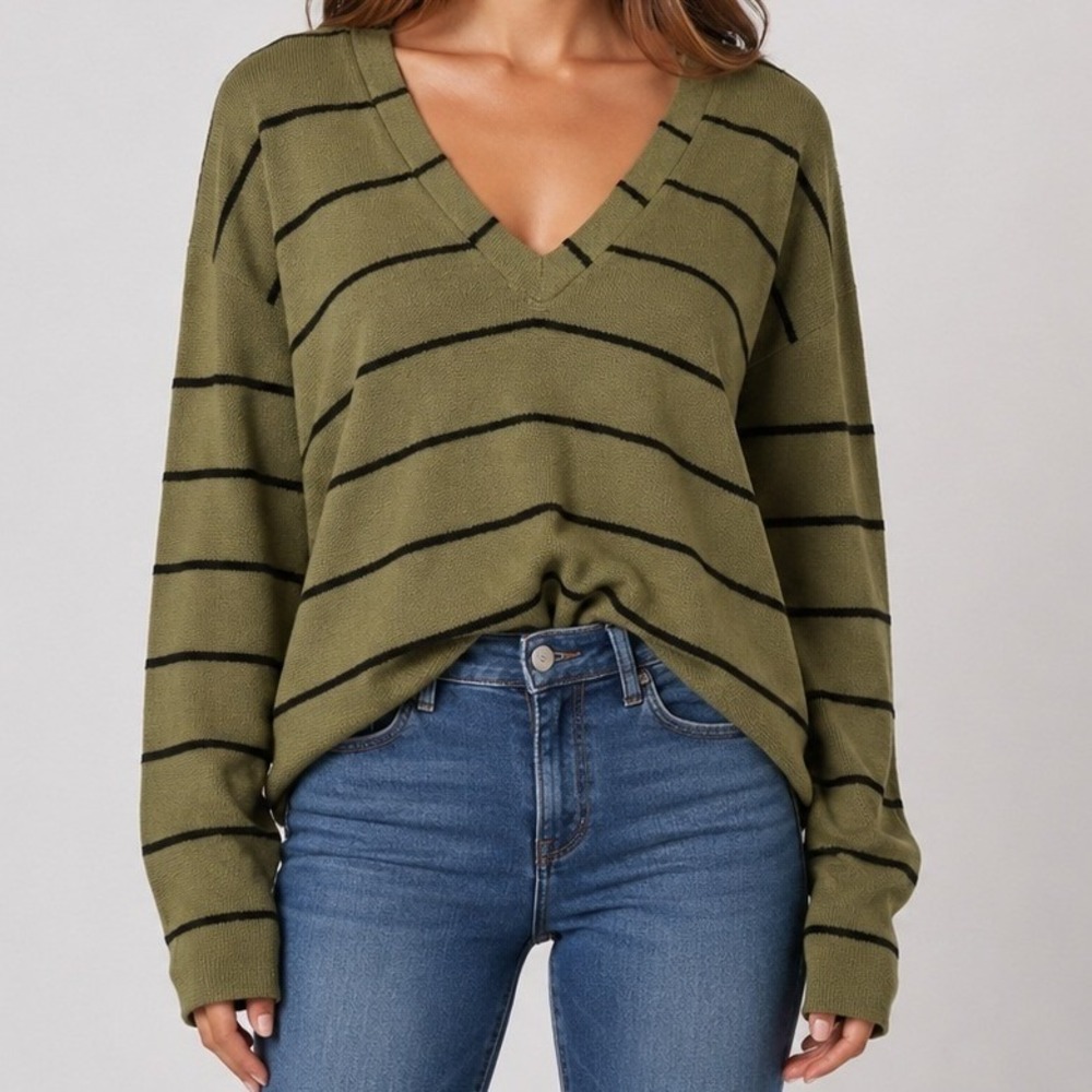 Blu Pepper Buckle Olive Green Striped V-Neck Sweater Size Large